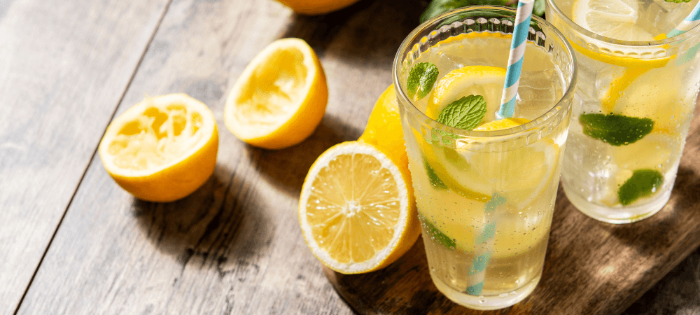 photo d'un cocktail, le mojito au citron jaune et à la liqueur de citron maison mugnier